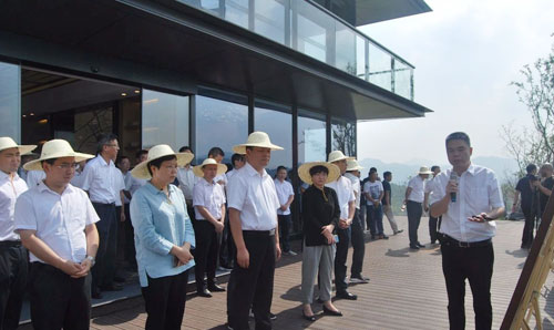 浦江县委书记程天云、县长俞佩芬一行赴郑家坞镇“晒拼创”- 春风长住项目现场调研